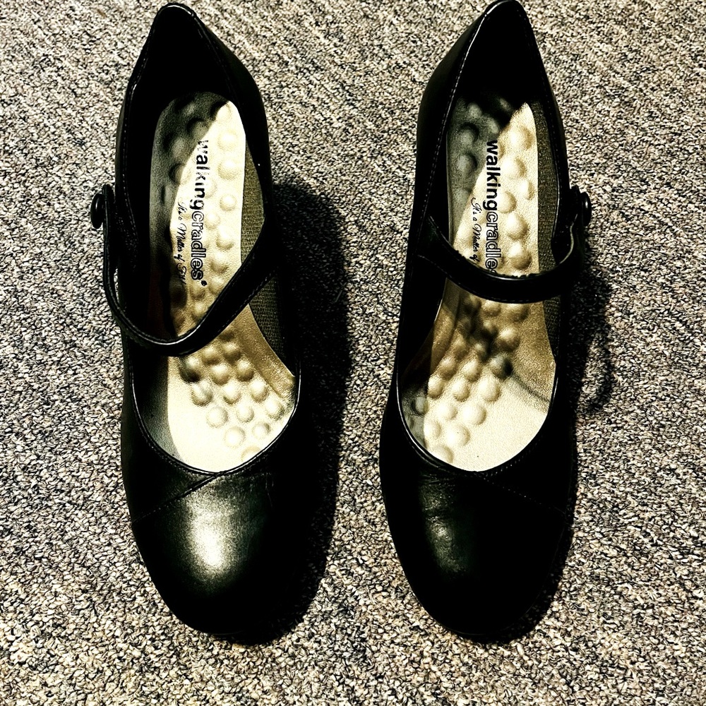 Walking Cradles black leather Mary Janes, 9W